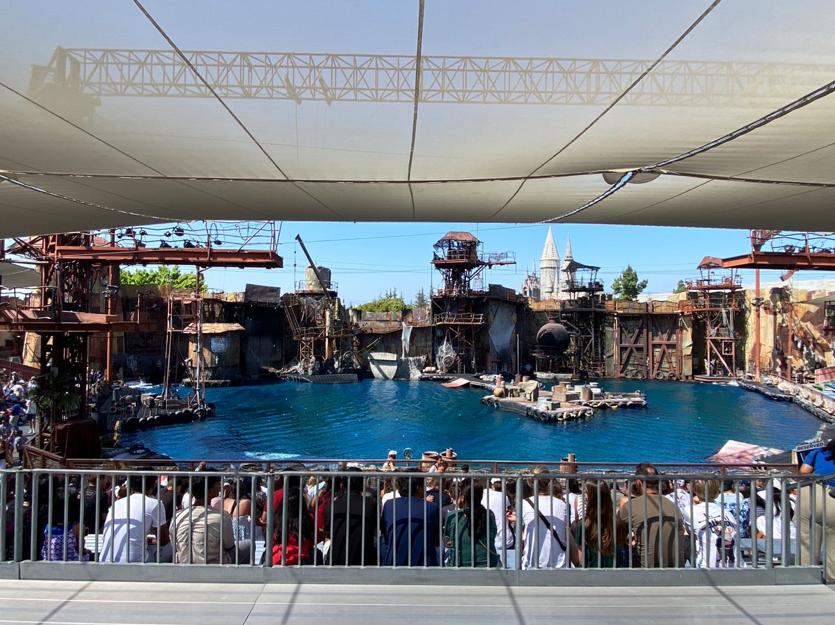 DuelingParkNews's tweet image. First time seeing Water World show. Yall better not be lying about the hype! 😅