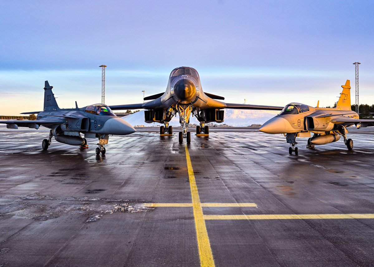 kadonkey's tweet image. 🇸🇪Saab Gripens and a B-1B at Luleå-Kallax Air Base, Sweden. (ssgt. Jake Jacobsen