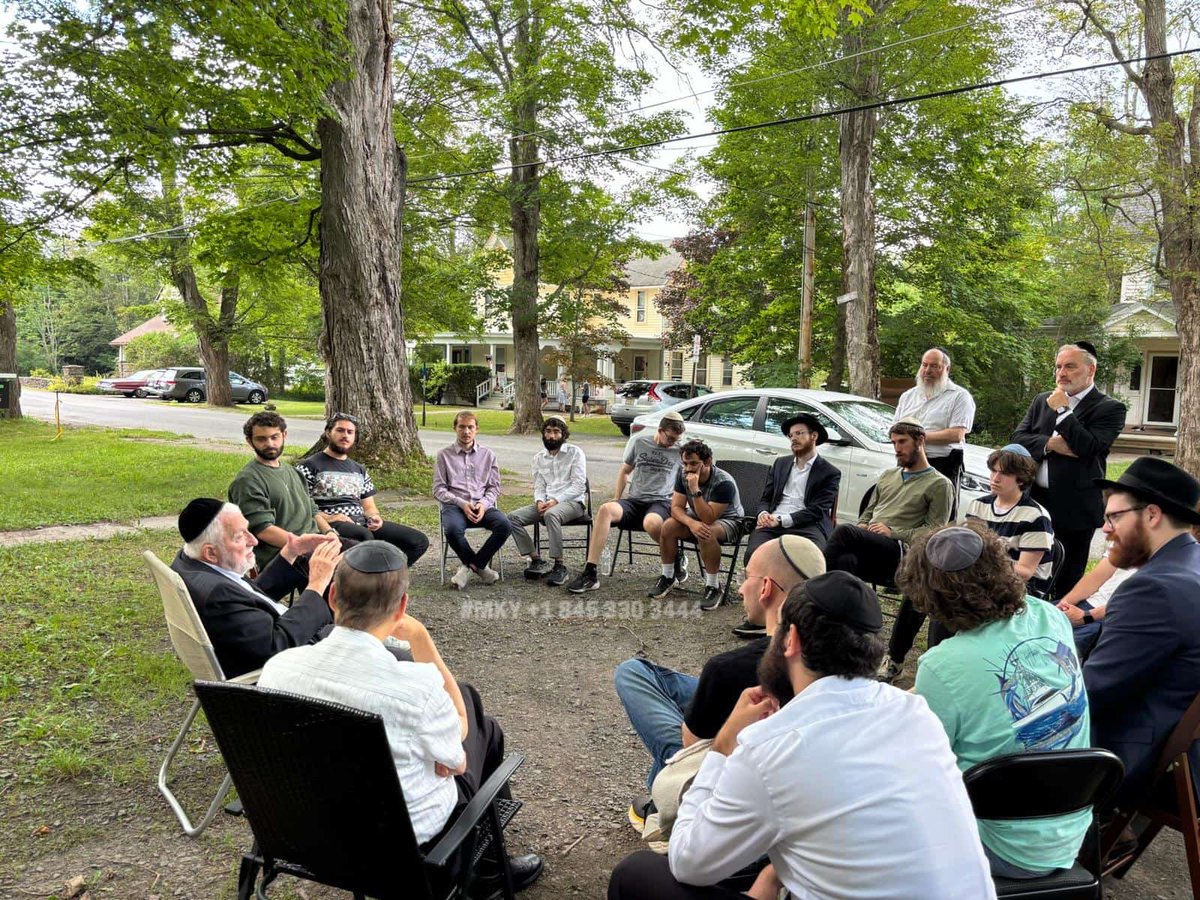 MKYstatus's tweet image. A summer Sunday in Tannersville, Rav Hershel Schachter and the eager young men from the Jewish Summer Fellowship