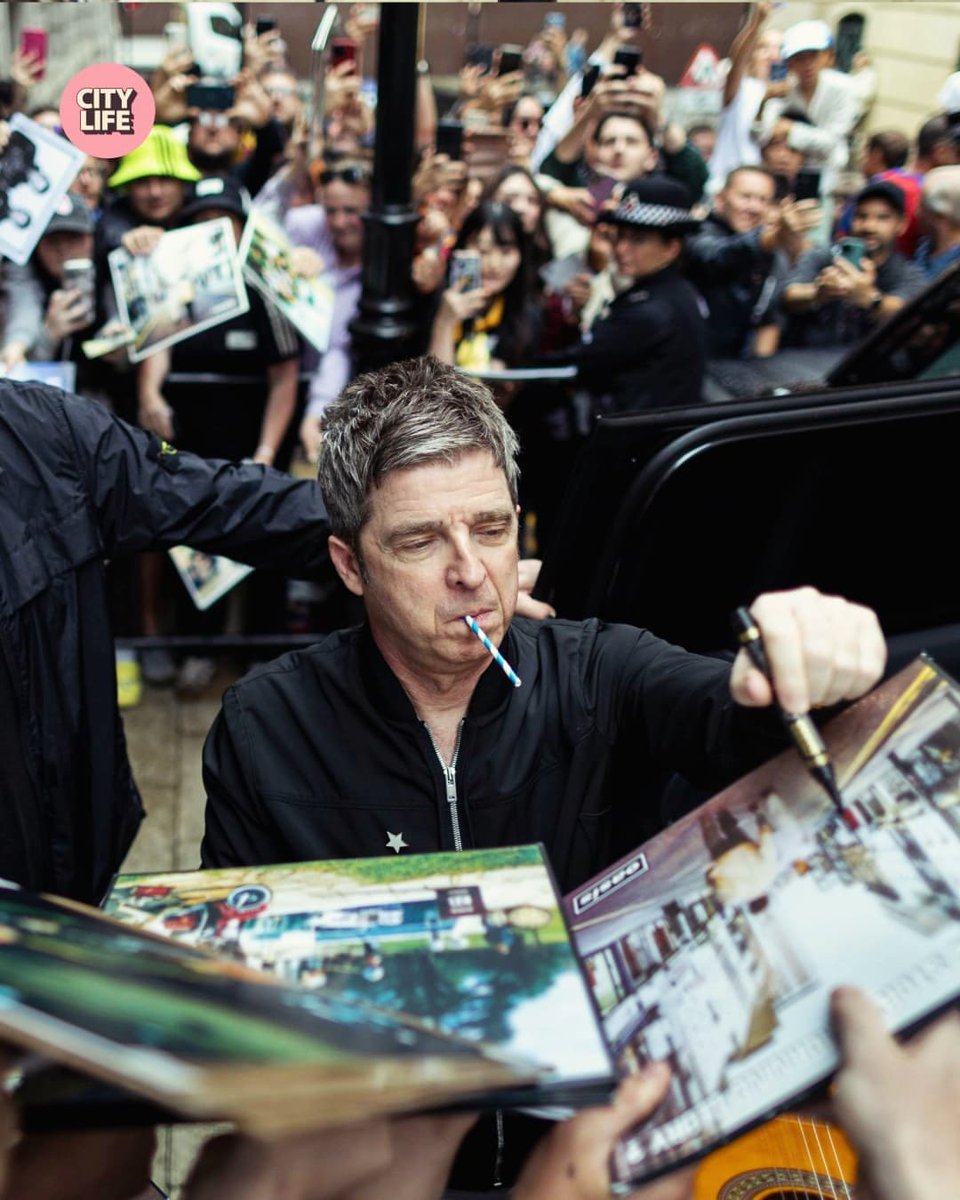 Holymountain29's tweet image. Noel signing for fans before the show today 🩵
Noel Gallagher x oasis 🩵
©️ Credit to photographer : Ryan Jenkinson
📰 Published: Manchester Evening News
🗓️ 20 . Jul. 2025
#noelgallagher #NGFC #NG2025