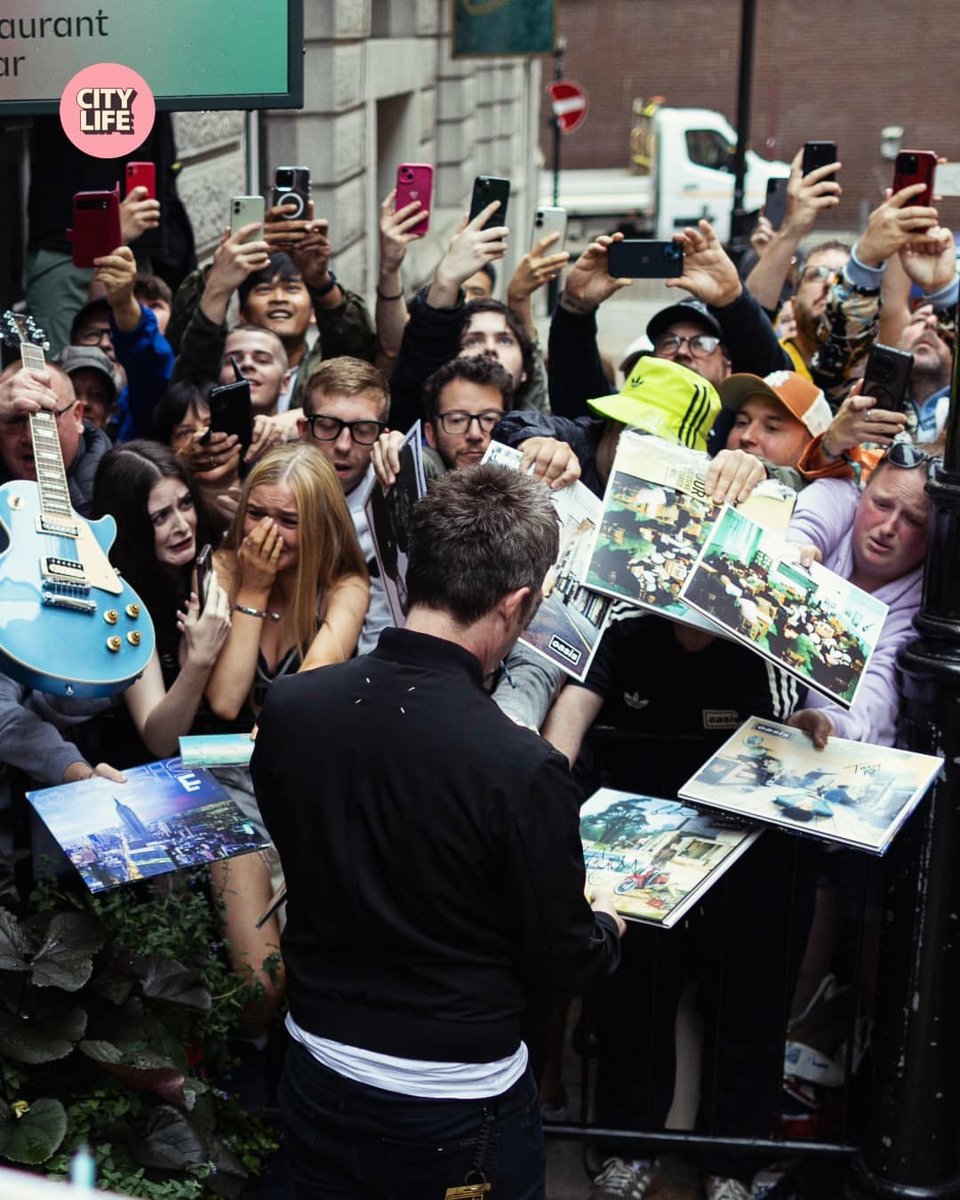 Holymountain29's tweet image. Noel signing for fans before the show today 🩵
Noel Gallagher x oasis 🩵
©️ Credit to photographer : Ryan Jenkinson
📰 Published: Manchester Evening News
🗓️ 20 . Jul. 2025
#noelgallagher #NGFC #NG2025