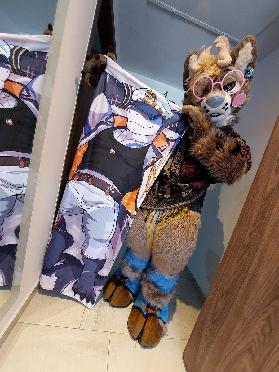 WoleerDeer's tweet photo. "No te vayas a enamorar de un personaje ficticio"

Yo con Capt. Locke de @XXLWOOFIA 🥵:

(Foto tomada por @ErickRedFox ❣️✨️)

#furry #xxlwoofia https://t.co/meIUkJS54R