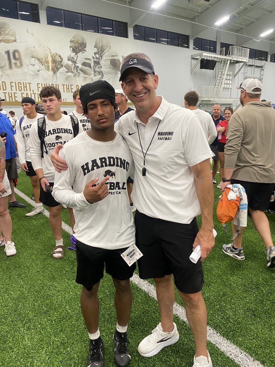 Kam_Davis27's tweet image. Had a great time at @Harding_FB camp yesterday. Loved the tour of the campus by @PaulSimmonsHU. Thank you @CoachD_BisonsWR and my new big bro @Bdirty7k for the teaching! Got some great reps in with my QB @TJenx08!