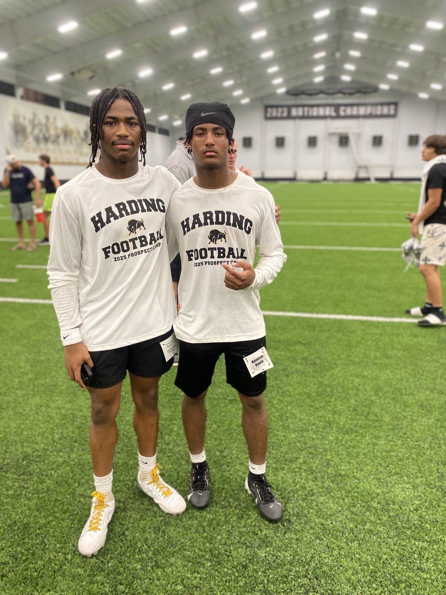 Kam_Davis27's tweet image. Had a great time at @Harding_FB camp yesterday. Loved the tour of the campus by @PaulSimmonsHU. Thank you @CoachD_BisonsWR and my new big bro @Bdirty7k for the teaching! Got some great reps in with my QB @TJenx08!