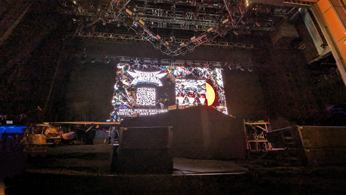 clamp_key's tweet image. これは..?
遥か上方のステージから大量の光線が放たれる気配👀
#BABYMETAL #BABYMETALWorldTour2025 #LasVegas