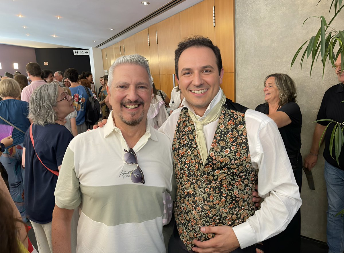 3/4 i com no a Arnau Fadó i Pous <a href="/afadopous/">Arnau Fadó Pous</a> fent de Marius. D'arrels artístiques, fill del gran cantant d'òpera <a href="/JosepFado_tenor/">JOSEP FADÓ 𝕋𝕖𝕟𝕠𝕣</a>, l'Arnau ha desenvolupat un paper important i de difícil execució, des d'octubre que vàrem començar a treballar junts, fins al dia de l'estrena.