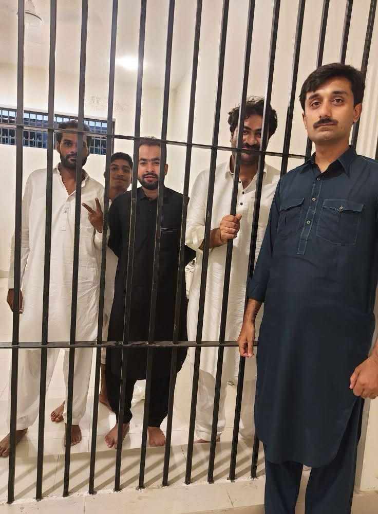 MohsinSyedAdv's tweet photo. میرے بھائی ملک بلال نذر ایڈووکیٹ(صدر انصاف یوتھ ونگ سیالکوٹ) اور دیگر ورکرز کی آج پر امن ریلی لاہور سے گرفتاری اور FIR ہمارے جوانوں کے حوصلے پست نہیں کر سکتے۔ یہ مسکراہٹ ہی خان کا اثاثہ ہے۔ جیتے رہو۔ کل انشاءللہ یہ سب جعلی مقدمہ سے  ڈسچارج ہونگے۔ https://t.co/sWTAUKtjIw