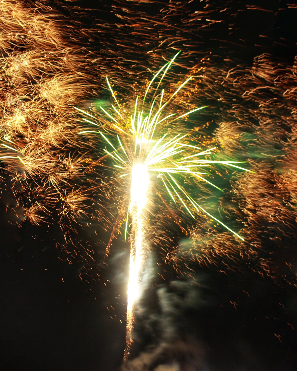 dav3wuzhere's tweet photo. —Fourth of July Fireworks 🇺🇸 🎆
Canon EOS Rebel t3i
Canon 55-250mm
f/5.6
#photography #fourthofjuly #fourthofjulyweekend #4thofjuly #fireworks #fireworkshow https://t.co/pWlpjSxLxP