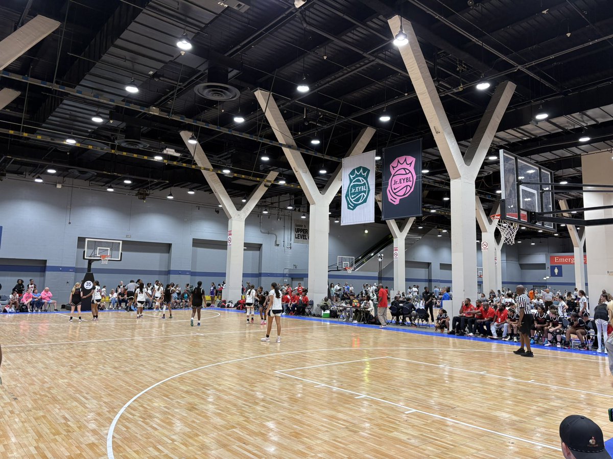 travisponton's tweet image. Coming down to the wire here in this @NikeGirlsEYBL 13 Jr. EYBL Semi-Final game between @ProSkillsGBB and @ALSoStarz
Some future @BlueStar30s on the floor 🧐🤩
@BlueStarMedia1