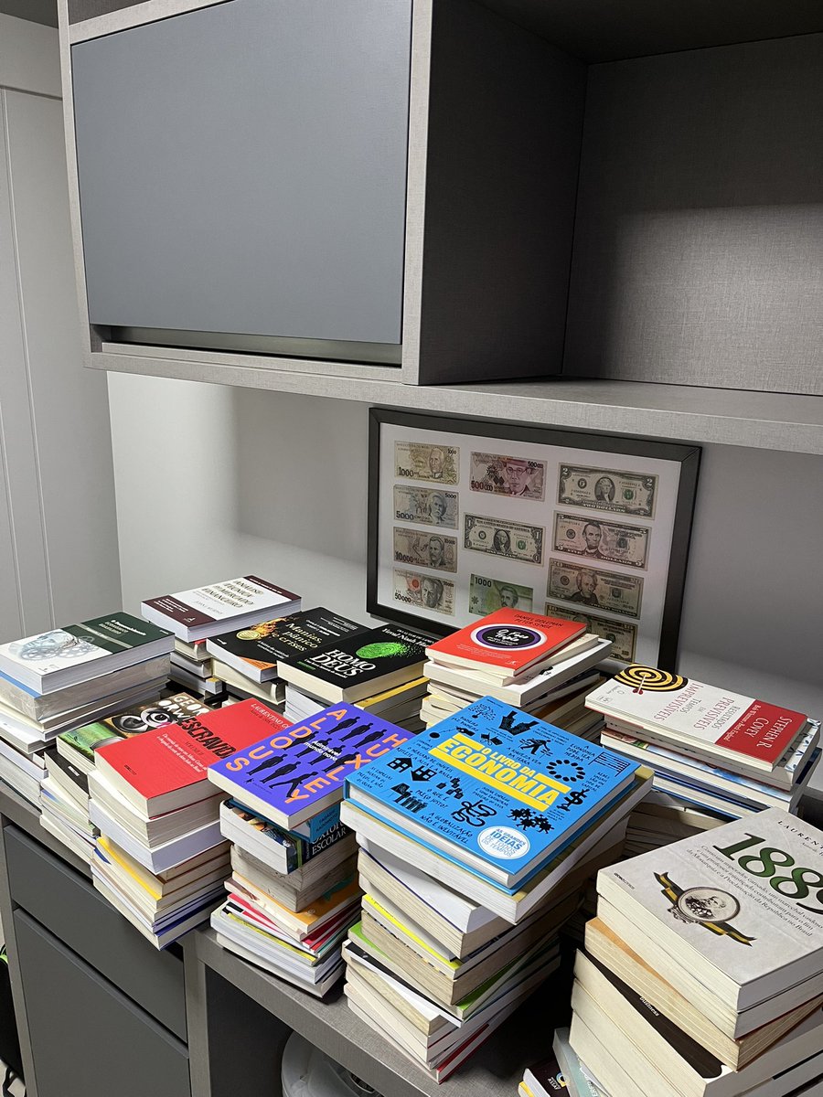 alexeconomist's tweet image. Uma das paixões que tenho são meus livros. Os mais novos ficam no escritório e os mais antigos guardo em um armário.
Uma “pequena” organização @laramaximo_