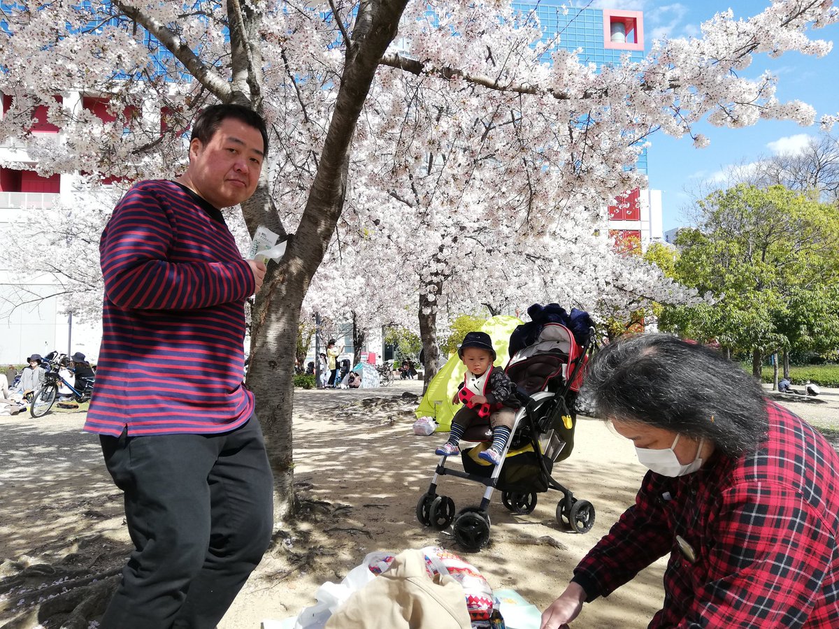 mikkanon's tweet image. たるたにとはいっぱい遊んだ。いつ誘っても来てくれる。しょうもない話も笑って聞いてくれる。扇町公園ではたるの手作りおかずとミニコンポ持って、恥ずかしげもなく自分のバンドの曲を流してた。たるの料理は優しい味で美味しかった。巻かれてるものも好きでトルティーヤとか生春巻きとかよく買ってた