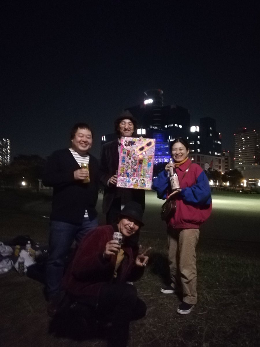 mikkanon's tweet image. たるたにとはいっぱい遊んだ。いつ誘っても来てくれる。しょうもない話も笑って聞いてくれる。扇町公園ではたるの手作りおかずとミニコンポ持って、恥ずかしげもなく自分のバンドの曲を流してた。たるの料理は優しい味で美味しかった。巻かれてるものも好きでトルティーヤとか生春巻きとかよく買ってた