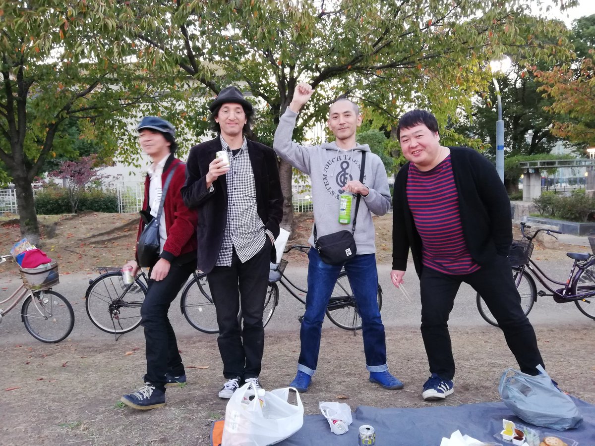 mikkanon's tweet image. たるたにとはいっぱい遊んだ。いつ誘っても来てくれる。しょうもない話も笑って聞いてくれる。扇町公園ではたるの手作りおかずとミニコンポ持って、恥ずかしげもなく自分のバンドの曲を流してた。たるの料理は優しい味で美味しかった。巻かれてるものも好きでトルティーヤとか生春巻きとかよく買ってた