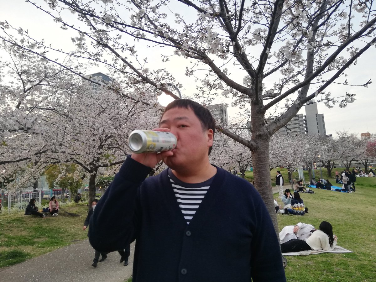 mikkanon's tweet image. たるたにとはいっぱい遊んだ。いつ誘っても来てくれる。しょうもない話も笑って聞いてくれる。扇町公園ではたるの手作りおかずとミニコンポ持って、恥ずかしげもなく自分のバンドの曲を流してた。たるの料理は優しい味で美味しかった。巻かれてるものも好きでトルティーヤとか生春巻きとかよく買ってた