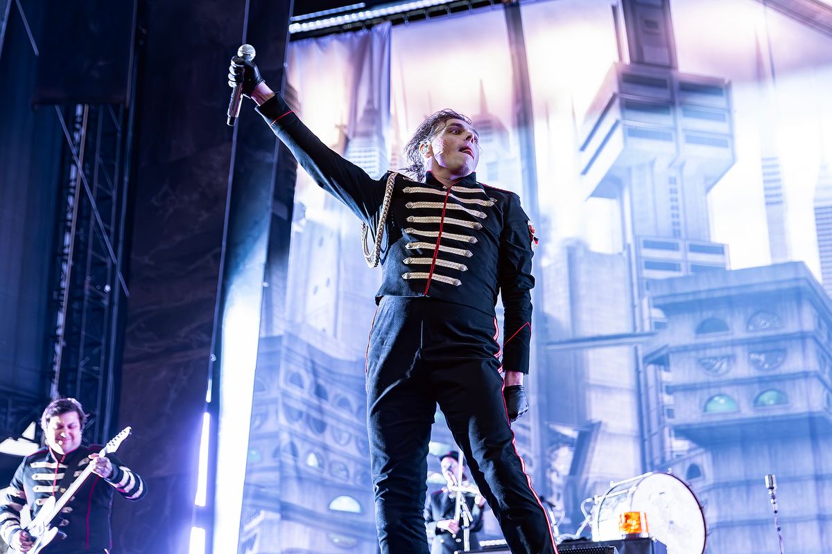 justwayalex's tweet image. I love how they look so huge and so show stopping. The stage is their place in the world.
Thanks to Raymond Ahner
consequence.net/2025/07/my-che…