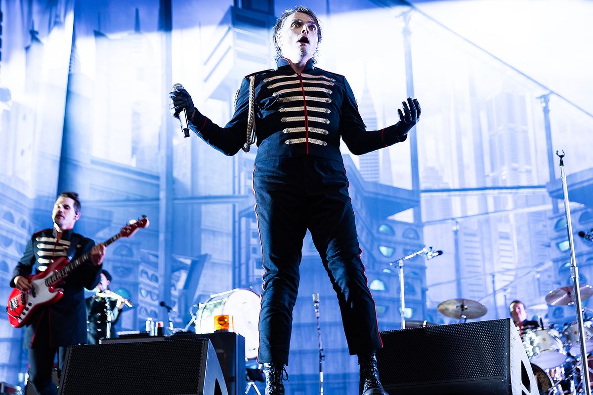 justwayalex's tweet image. I love how they look so huge and so show stopping. The stage is their place in the world.
Thanks to Raymond Ahner
consequence.net/2025/07/my-che…