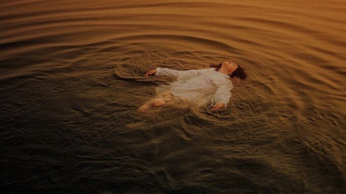 “Boğuluyorum boğan da benim, çok ilginç hatta su da benim.”