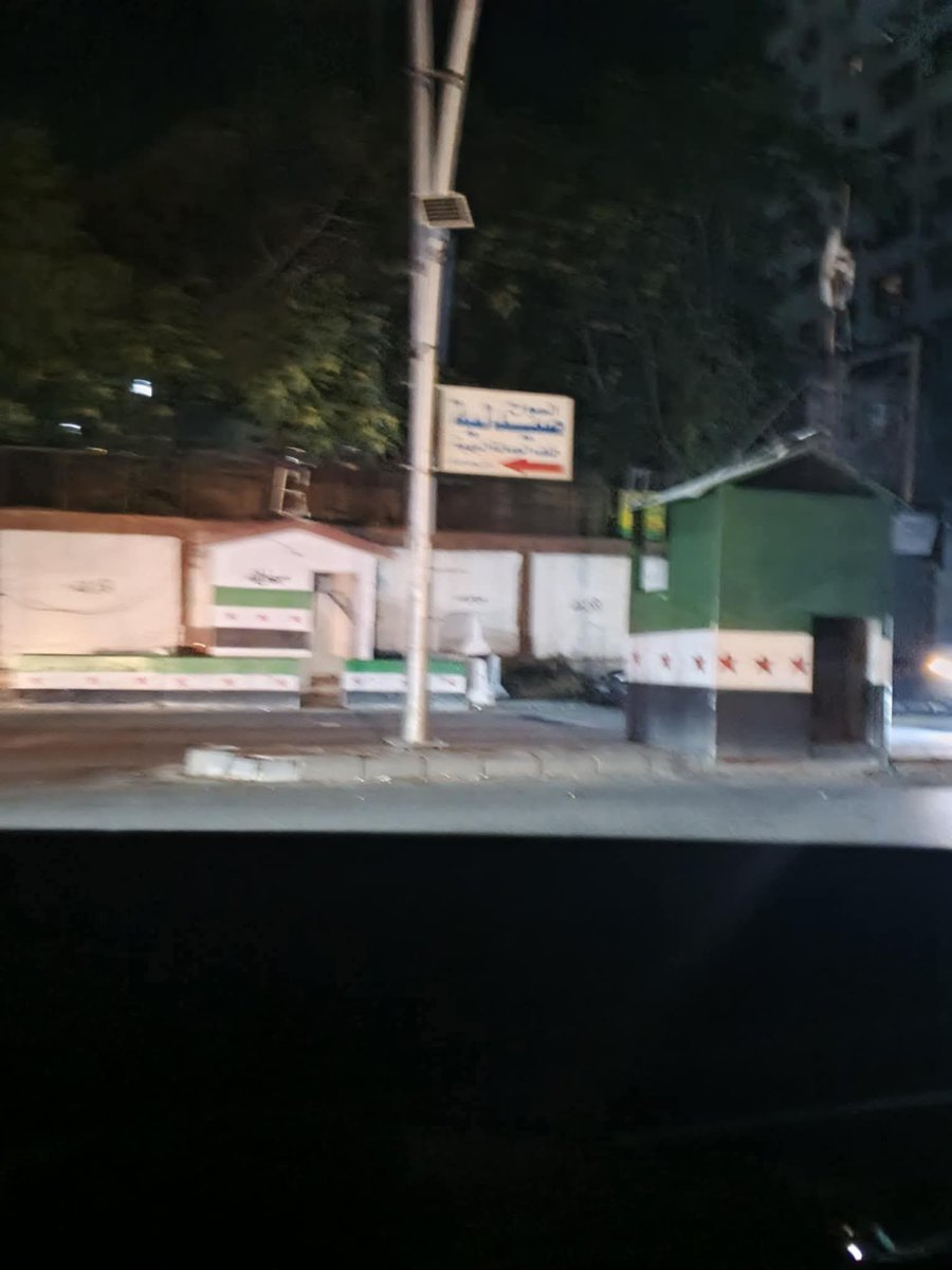 rnk_news1's tweet image. شو الي عم يصير !!!!!
#عاجل
حـ ـاجز أمن دوله بدمشق مدخل كفرسوسه هـ ـروب عناصـ ـره بالكامل الان..