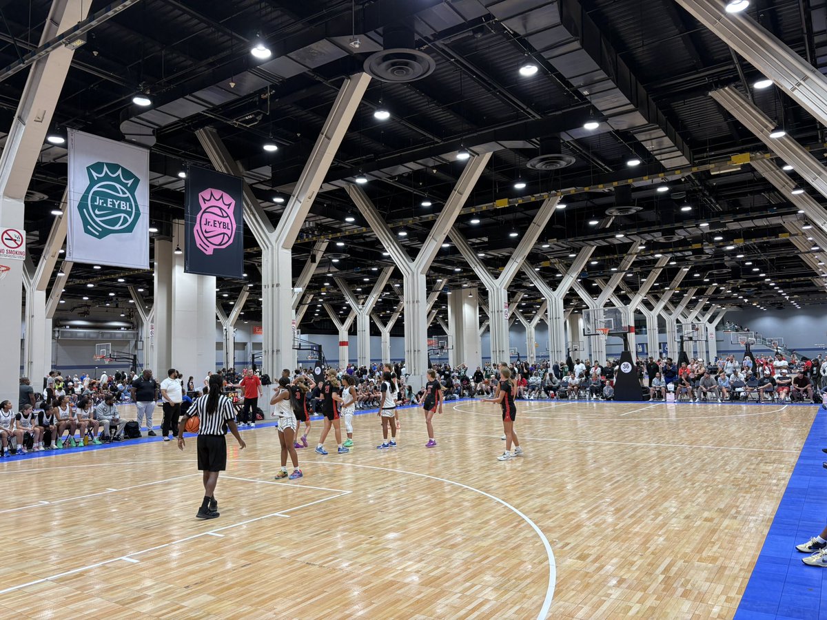 travisponton's tweet image. The other 13 Jr. @NikeGirlsEYBL matchup features @ExodusNYC and @AllIowaAttack and it’s a pretty electric atmosphere over here 👏👏
@BlueStar30s @BlueStarMedia1