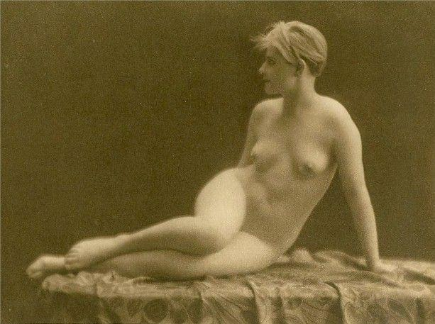 greenTetra_'s tweet image. Browsing the Wikimedia Commons category "black and white photographs of nude women" for fun.
