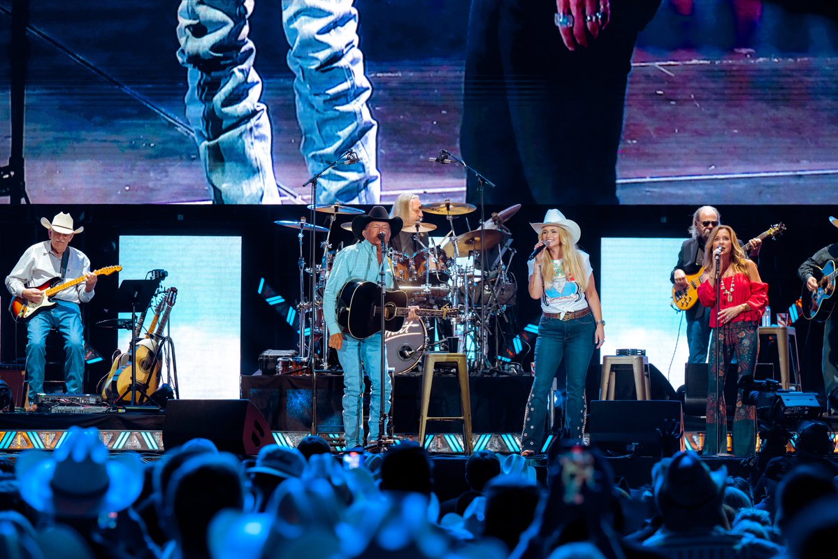 mirandalambert's tweet image. How bout them cowgirls 🩵🤠
📸 Christopher Polk / Alive Coverage / Jeff Johnson