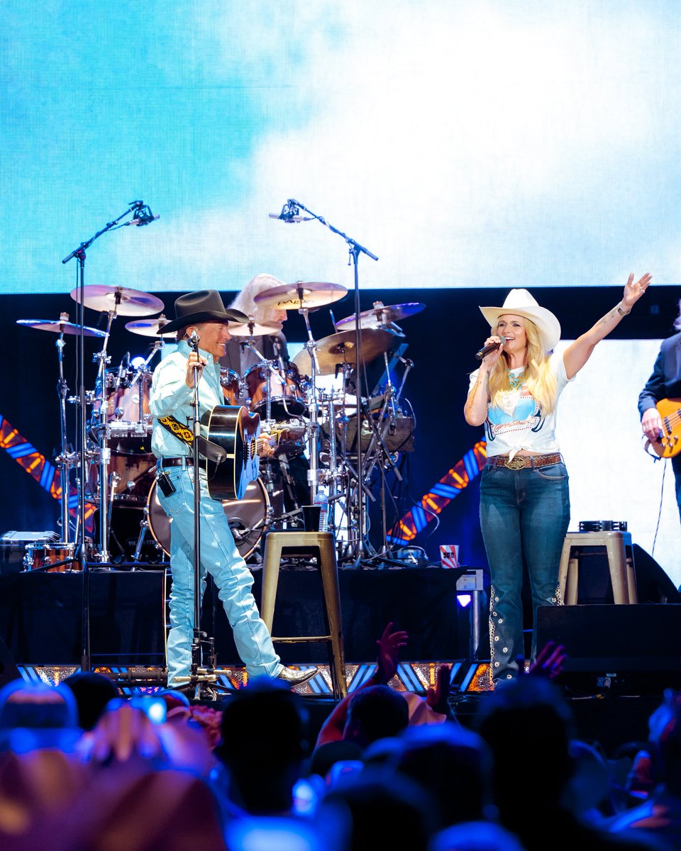 mirandalambert's tweet image. How bout them cowgirls 🩵🤠
📸 Christopher Polk / Alive Coverage / Jeff Johnson