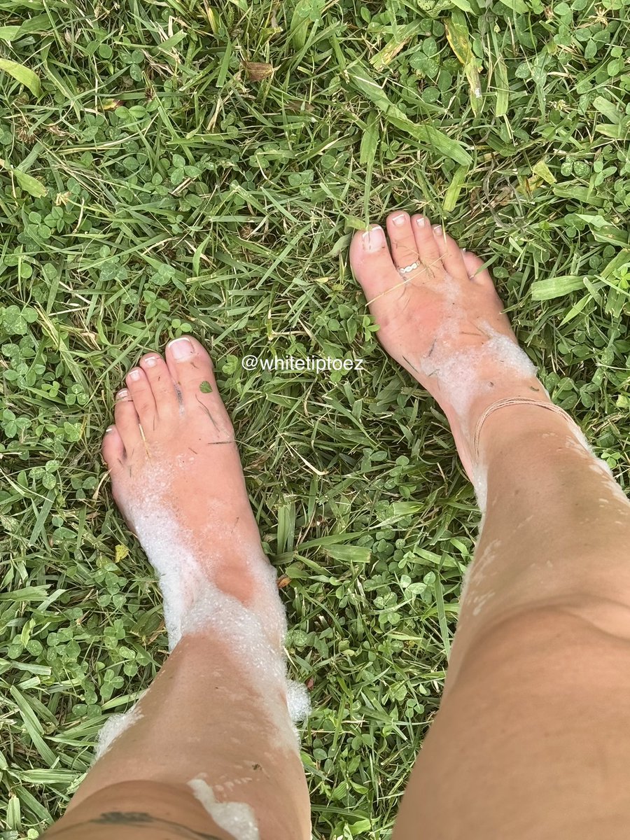 WhiteTipToez's tweet photo. @FeetFinder Feet first, foam later? #prettytoes #foamparty https://t.co/u602CDxYot