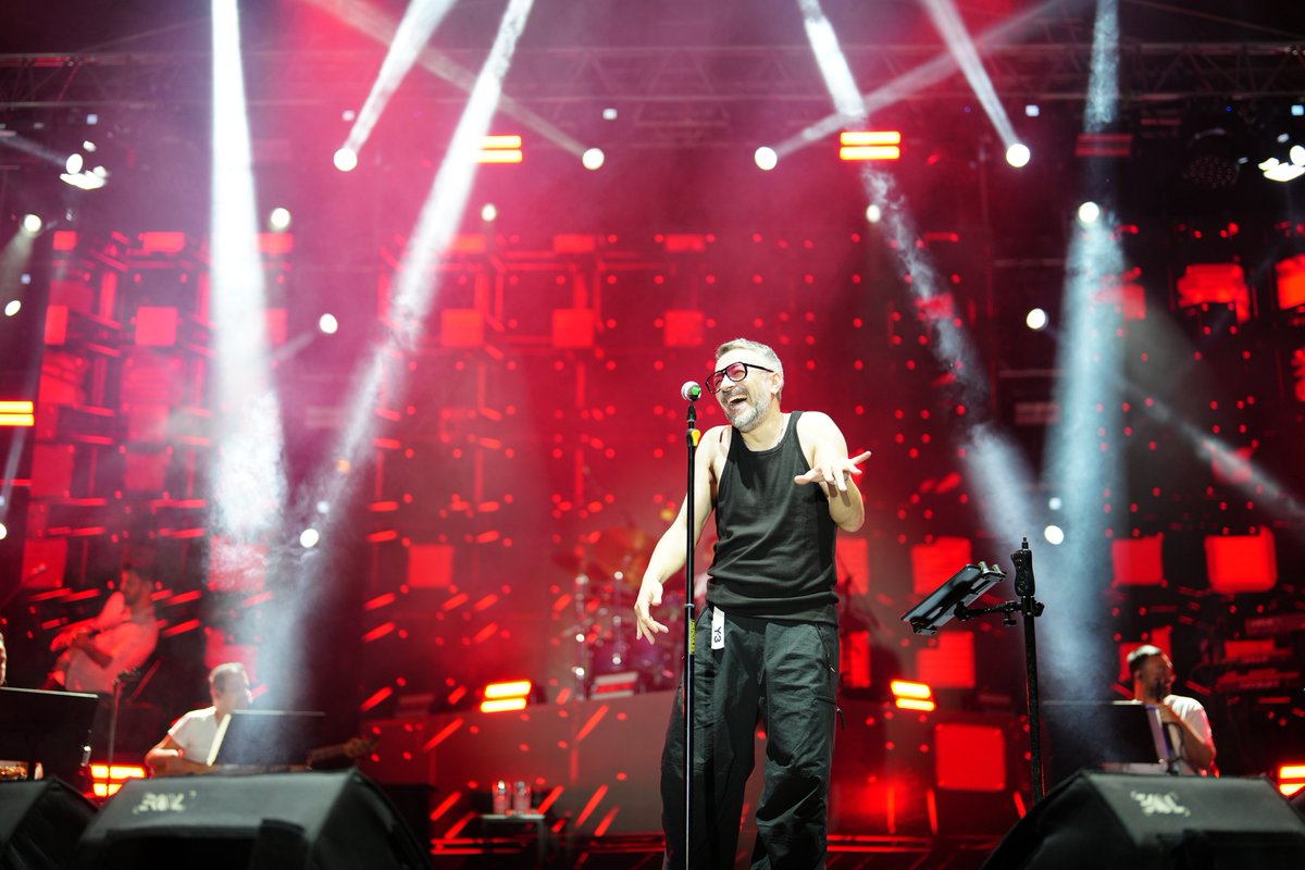 osman_ekim's tweet image. Resul Dindar ile müziğe, duygulara ve Karadeniz ezgilerine doyduğumuz unutulmaz bir festival akşamı yaşadık.

Kulaklarımızın pasını silen, yüreğimize işleyen o güzel sesi için @resuldindar  teşekkür ediyoruz.

Sesine, yüreğine sağlık! 🧿

#AkçaabatFestivali2025 #ResulDindar