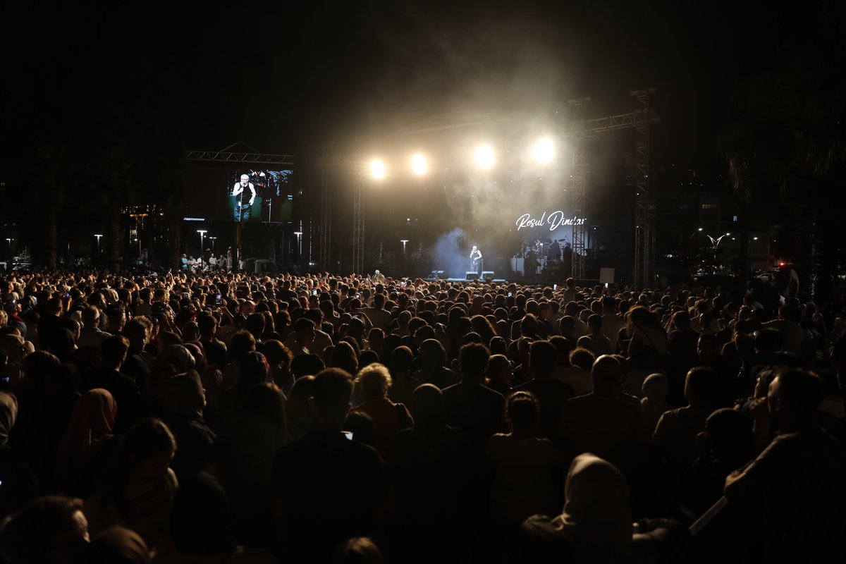 osman_ekim's tweet image. Resul Dindar ile müziğe, duygulara ve Karadeniz ezgilerine doyduğumuz unutulmaz bir festival akşamı yaşadık.

Kulaklarımızın pasını silen, yüreğimize işleyen o güzel sesi için @resuldindar  teşekkür ediyoruz.

Sesine, yüreğine sağlık! 🧿

#AkçaabatFestivali2025 #ResulDindar