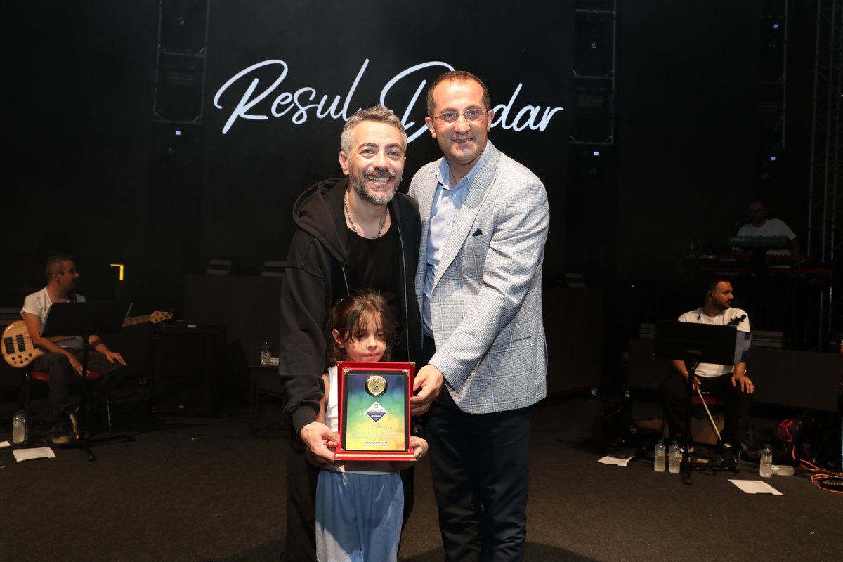 osman_ekim's tweet image. Resul Dindar ile müziğe, duygulara ve Karadeniz ezgilerine doyduğumuz unutulmaz bir festival akşamı yaşadık.

Kulaklarımızın pasını silen, yüreğimize işleyen o güzel sesi için @resuldindar  teşekkür ediyoruz.

Sesine, yüreğine sağlık! 🧿

#AkçaabatFestivali2025 #ResulDindar