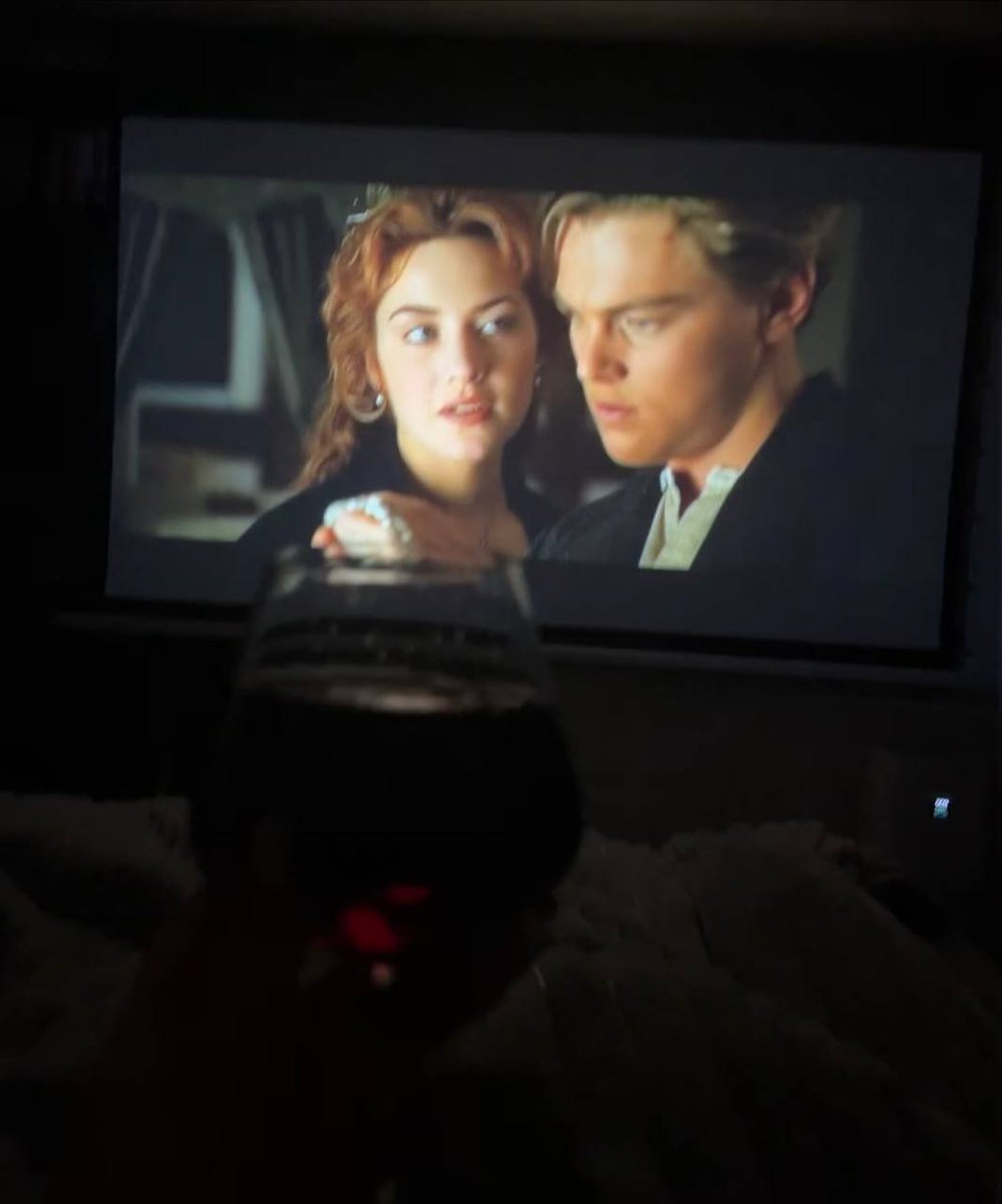 Chariya1a's tweet image. A woman&apos;s heart is a deep ocean of secrets✨