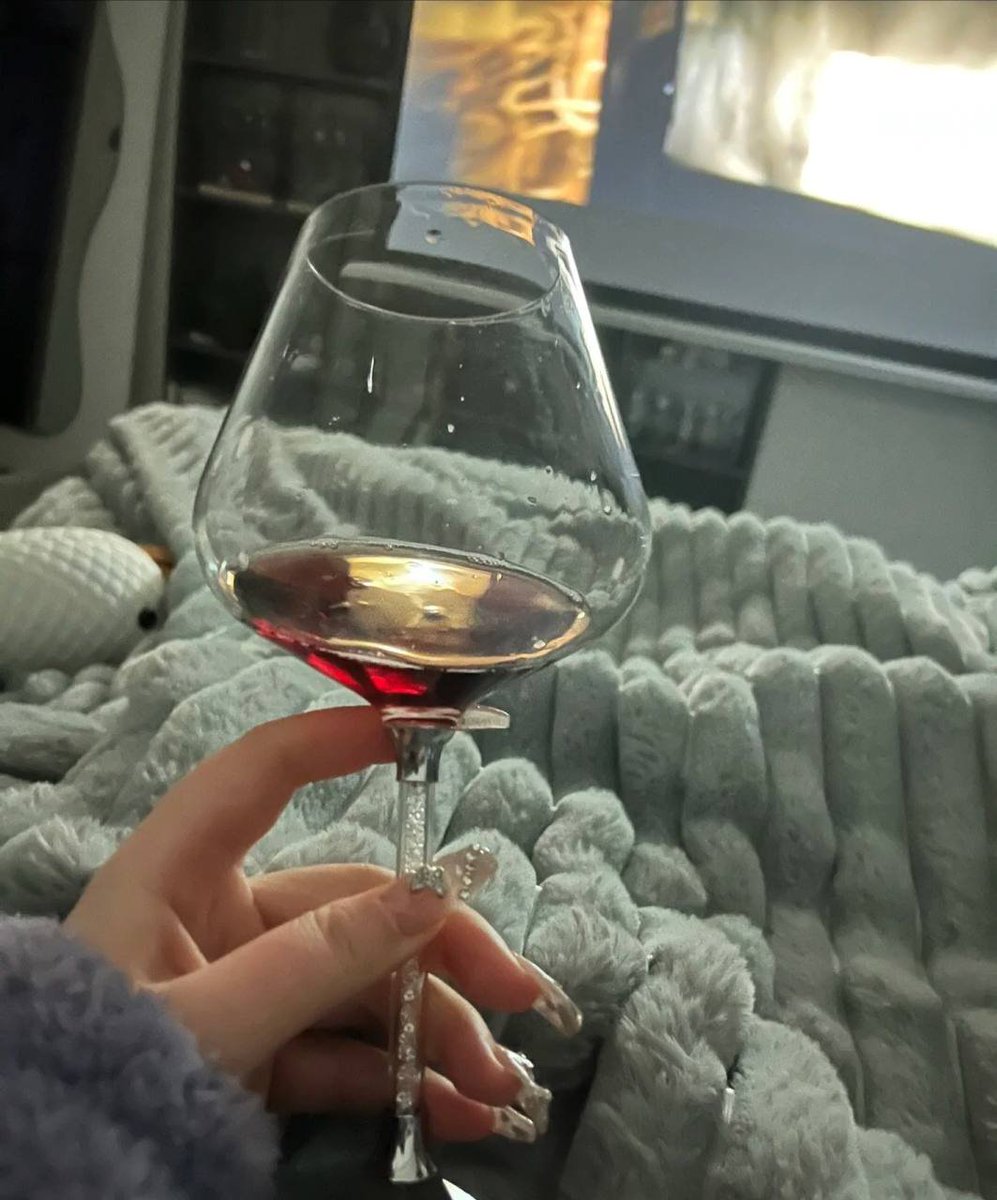 Chariya1a's tweet image. A woman&apos;s heart is a deep ocean of secrets✨