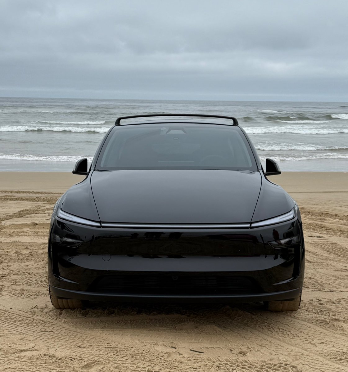 BLKMDL3's tweet image. 1,000 miles in with the new Tesla Model Y!
It’s the greatest value vehicle on the planet. The suspension is buttery smooth, tons of storage, so efficient, FSD is incredible and the sound system ROCKS.
It’s amazing and it’s one of the best selling cars in the world for a reason.