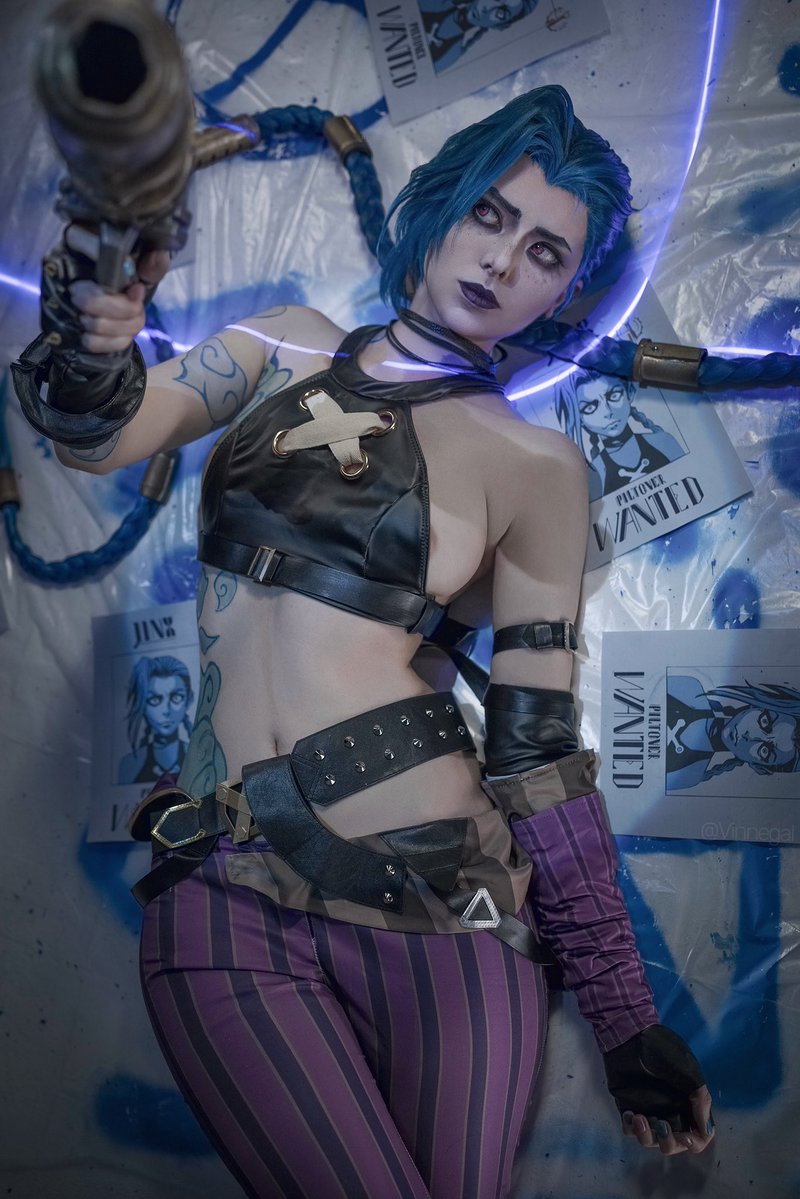 Vinnegal's tweet image. Paint the Town Blue 💙

my jinx cosplay from arcane!!