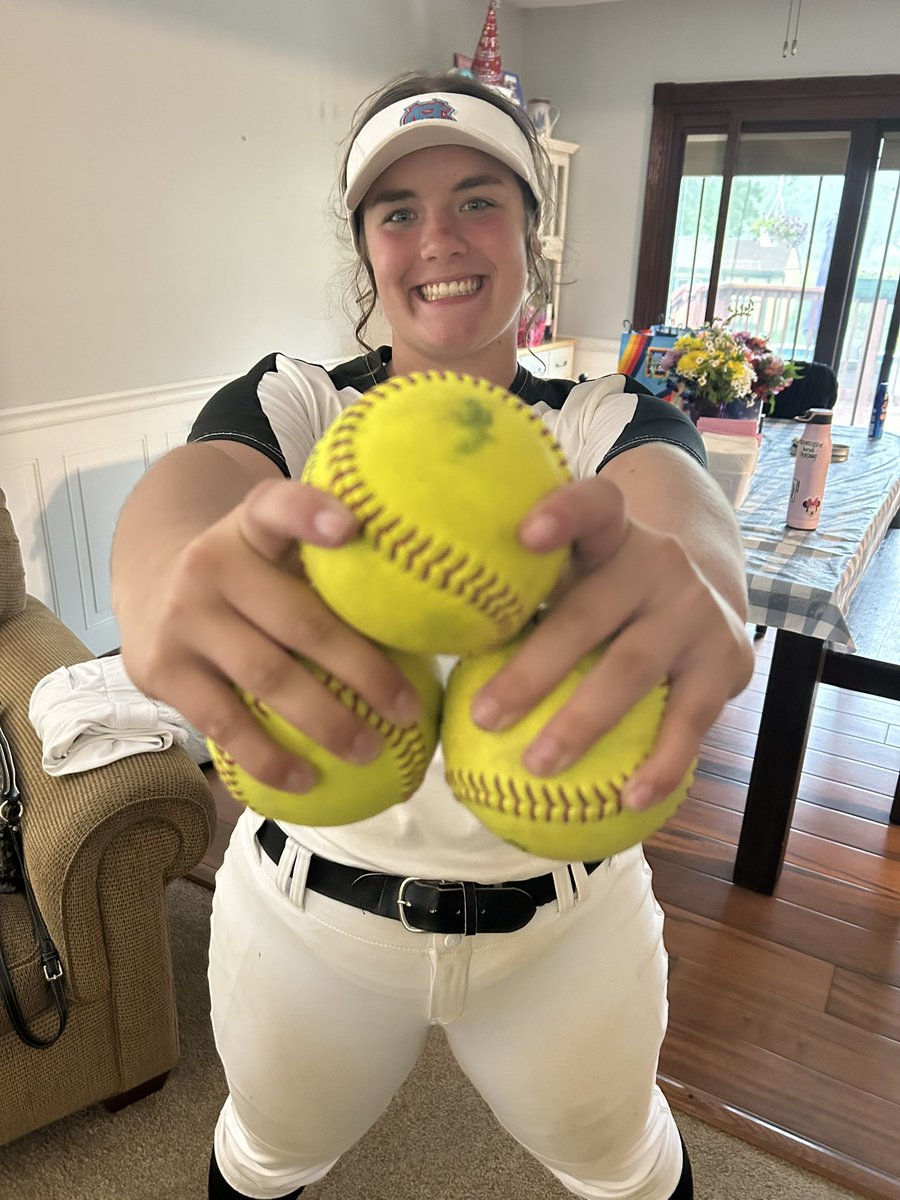 Emma Eckart tweet media