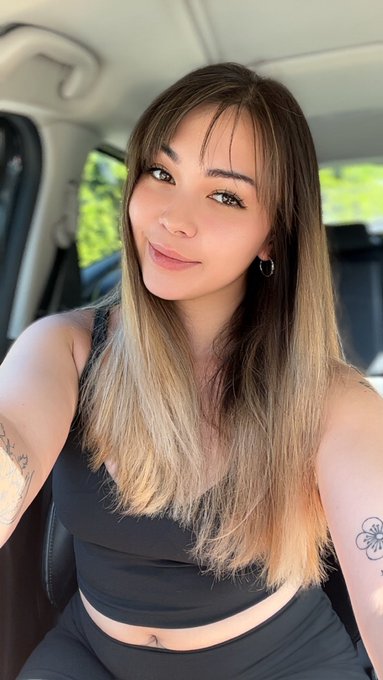 1 pic. New hair 🩷💇🏻&zwj;♀️ and new nails sometime this week 😘 colour ideas??? https://t.co/4LUo69gD7j<a href="/tag/manipedi"class="tags"><span>#manipedi</span></a>