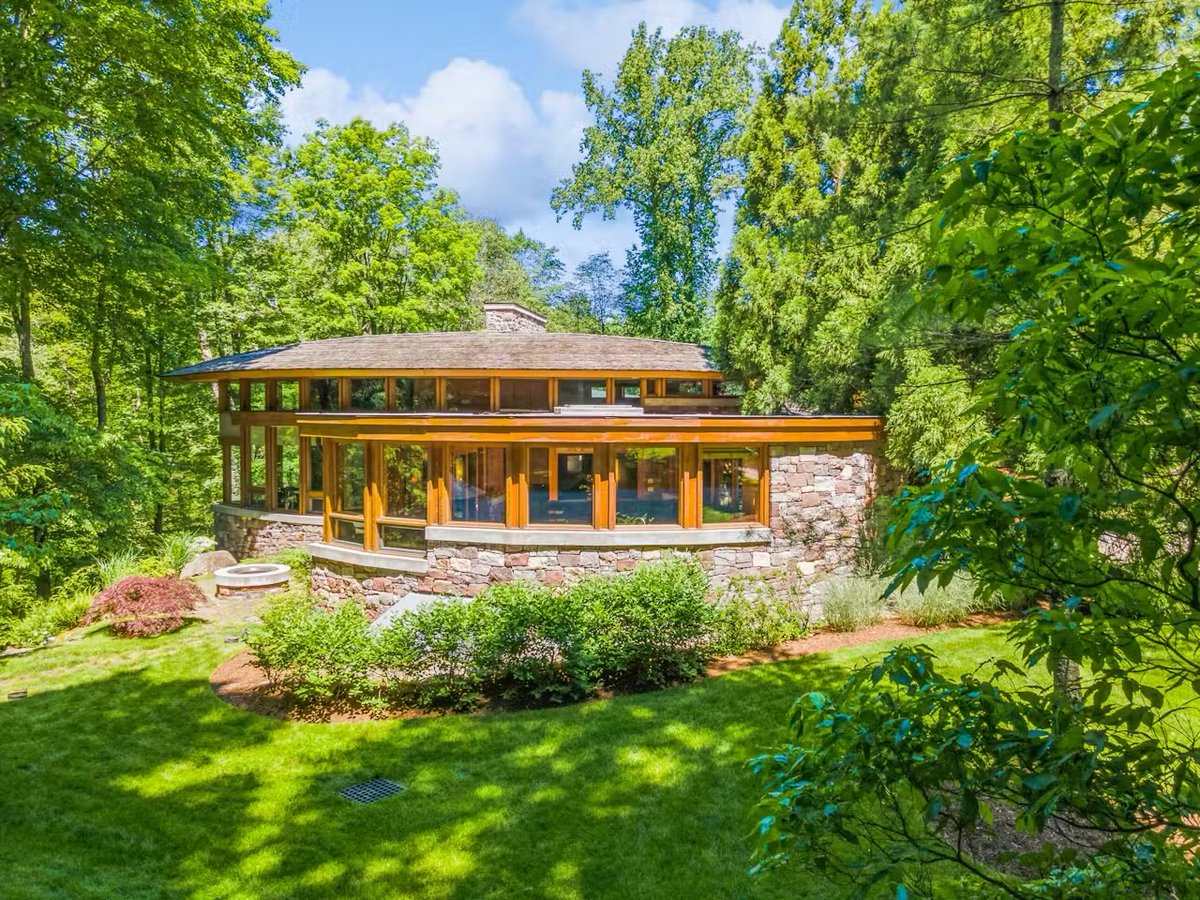 PottsJustin's tweet image. Sweet place in New Canaan for $3.75M. Designed by John Howe, an apprentice for FLW.