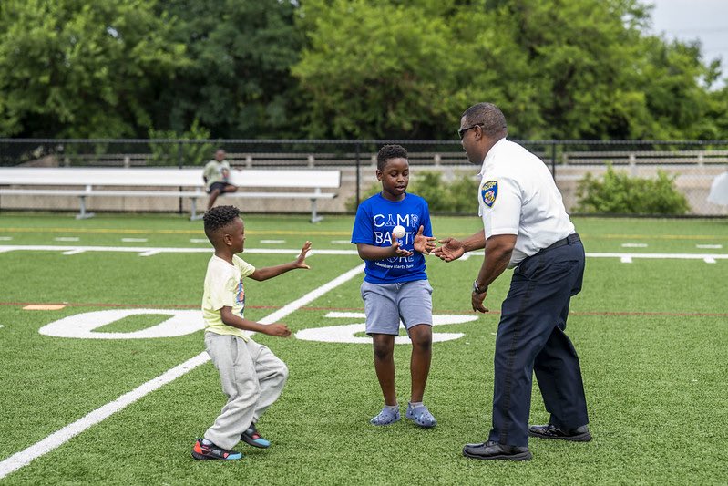 BaltimorePolice's tweet image. Another successful #BadgestoBaseball event is in the books! ⚾
Our officers had a great time teaming up with the @CalRipkenSrFdn in stepping up to the plate & connecting with our young people through teamwork, friendly competition and fun.
#CommunityPolicing