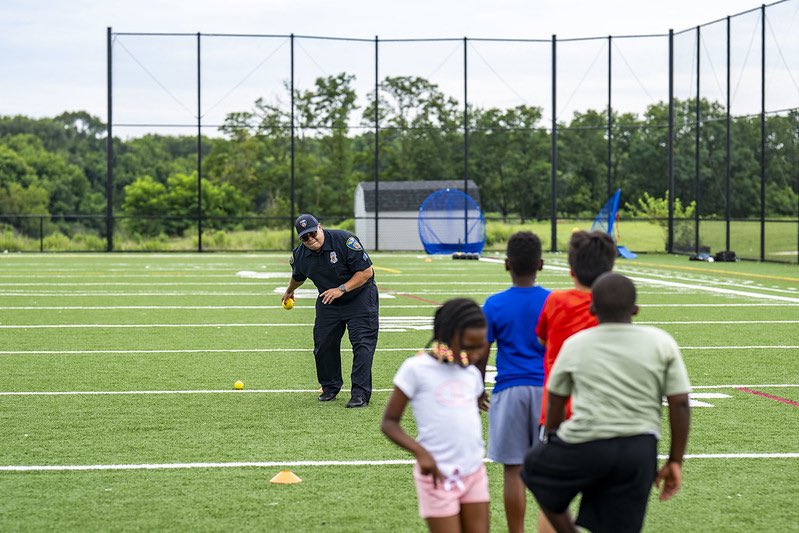 BaltimorePolice's tweet image. Another successful #BadgestoBaseball event is in the books! ⚾
Our officers had a great time teaming up with the @CalRipkenSrFdn in stepping up to the plate & connecting with our young people through teamwork, friendly competition and fun.
#CommunityPolicing