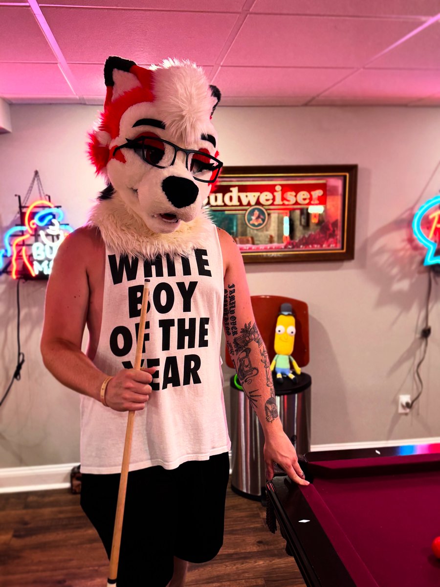 RivalsTheHusky's tweet image. house party 🎱