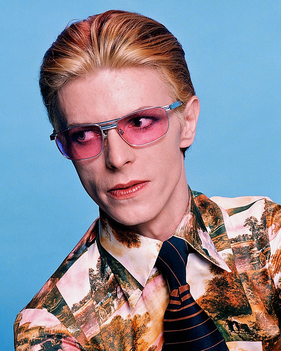 DavidBowieReal's tweet image. SUNDAY TIMES MAG 50 YEARS AGO TODAY
“Gee my life's a funny thing, Am I still too young...”
A 28-year-old David Bowie gracing the front cover of a Sunday supplement in the UK was a big deal fifty years ago today.
The publishers of The Sunday Times Magazine clearly thought so…