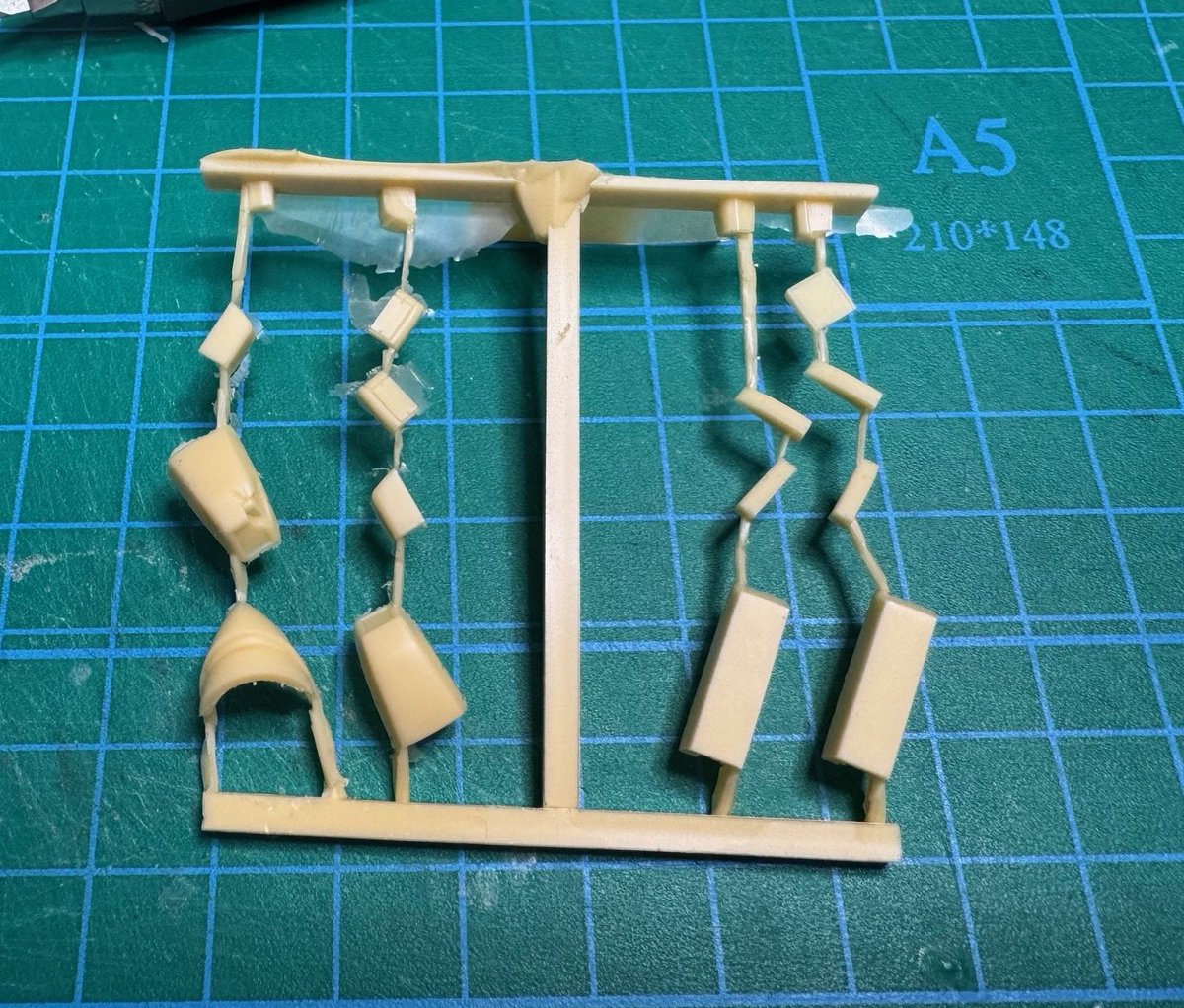 mokichiz's tweet image. 型の実験結果。
数を用意して原型にする場合は小さい型を
作るのでクランプは使えずマスキングテープで
止めています。
普段は出口の所にテープが掛かるので
幅を細くして使いますが、1mmへこんでる分
そのまま貼れました。多分これが最大の
効果かもしれません。…