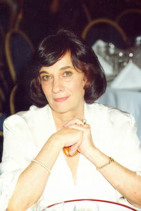 Lütfen, Alzheimer gibi derin durumları olan yakınlarınıza, “O nasıl” gibi sorulardan önce; bakan kişiye “Sen nasılsın” diye sorun.
O kişi, mental olarak başka bir dünyaya ışınlanıyor ama bakan bu dünyada kalıyor, 
Dün annemin doğumgünüydü ama Pandemi döneminden bu yana baktığım