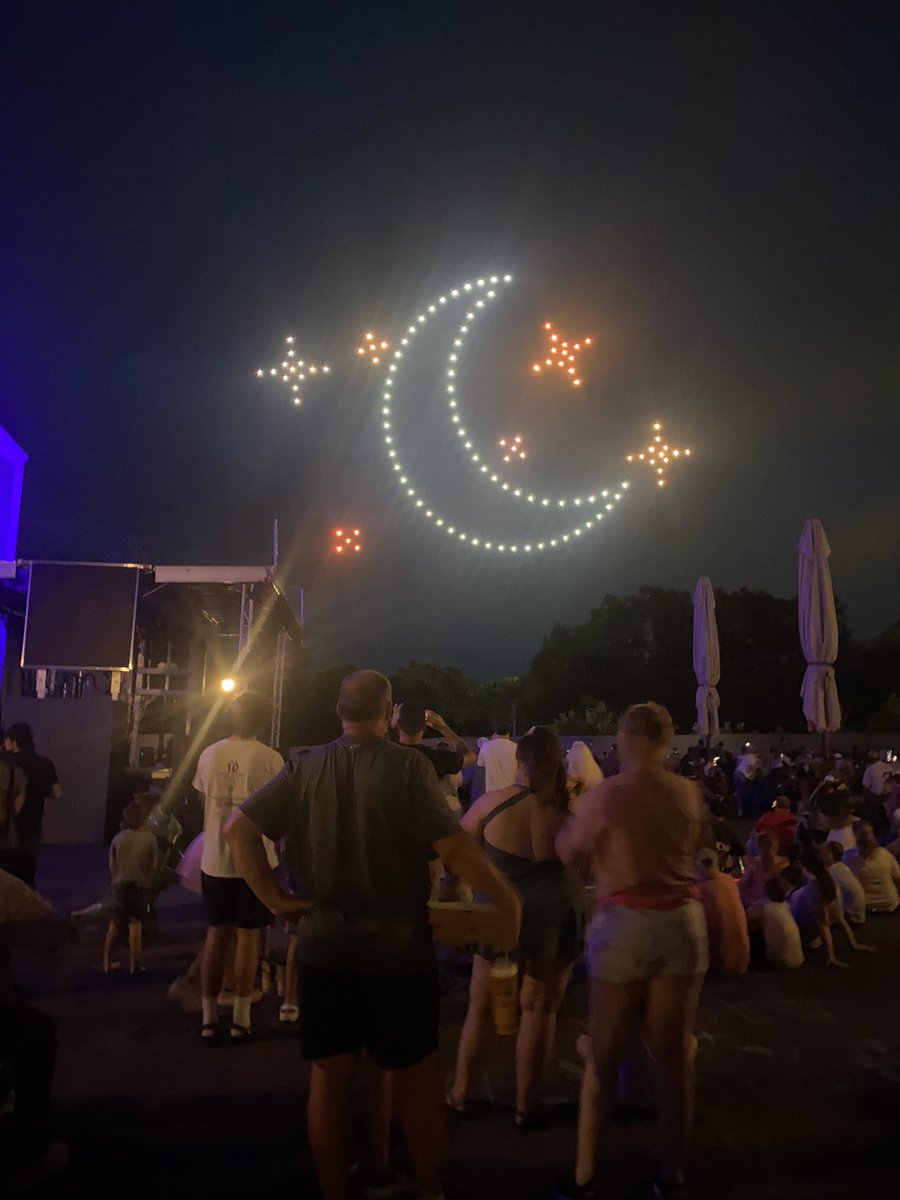 ParkFanatic's tweet photo. The new Night Sky Drone and Fireworks show at @SDCAttractions conveys both fun and heart touching messages while paying homage to our country, the parks roots, and true Ozarkian Heritage. 

It’s phenomenal a definitely something you have to make plans to go see live! https://t.co/B1Grb4avxL