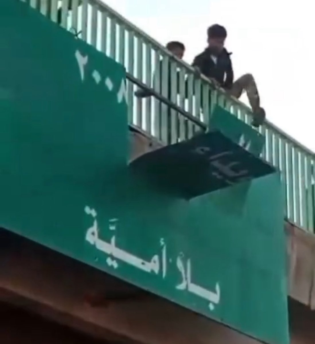 fadidahouk's tweet image. In 2008, the people of #Suwayda hung a banner at the city’s entrance that read: “Suwayda Without Illiteracy,” celebrating the high level of educational attainment among its residents. Today, fighters affiliated with Bedouin tribes loyal to the regime — who have been committing…