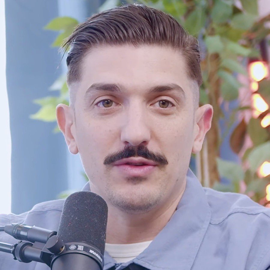 amore_orless's tweet image. Andrew schulz looks like a mix between a Jewish guy from the 40s and the nazi who killed him
