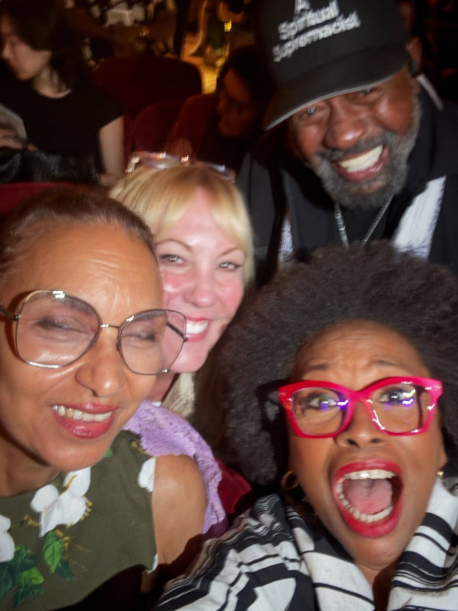 BenVereen's tweet image. Closing night of Sunset Boulevard on Broadway 🎭🌆✨ A night to remember in New York City 🗽🖤 #BroadwayMagic #SunsetBoulevard @JeniferLewis @sunsetblvd