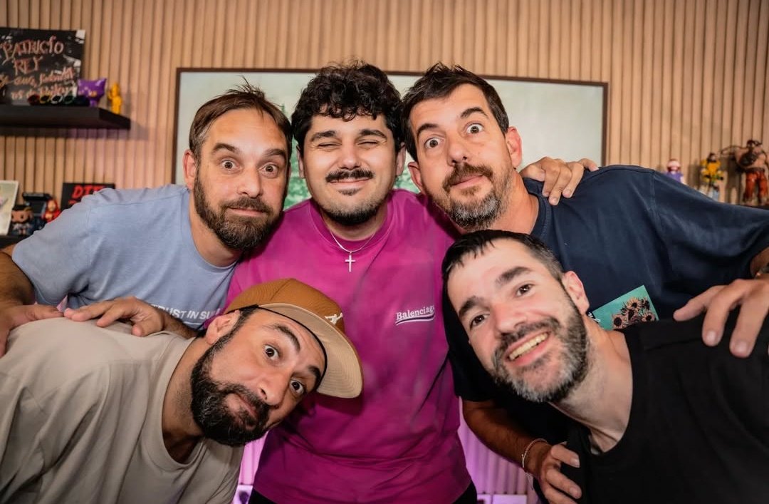 leanrbj's tweet image. Feliz día a ellos también. Aunque no los conozca personalmente, los siento cercanos.
Con sus anécdotas, risas y chistes son de las mejores compañías.
Paren la mano es mi mejor amigo.
