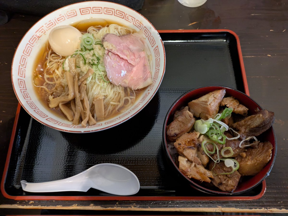 tangopaper's tweet image. 松屋製麺所さん🍜茨城県つくば市
仕事拘束終了ー。疲れた頭と身体のリフレッシュはもちろん朝ラーで。
限定の冷がけ中華そば。嬉しい細麺♪冷たいものが恋しくてたまらない季節です。絡んだ生姜がまたよい☺️
もうすぐおめでたい10周年。通う楽しみが尽きない日々です。
#松屋製麺所
#ramen_cp