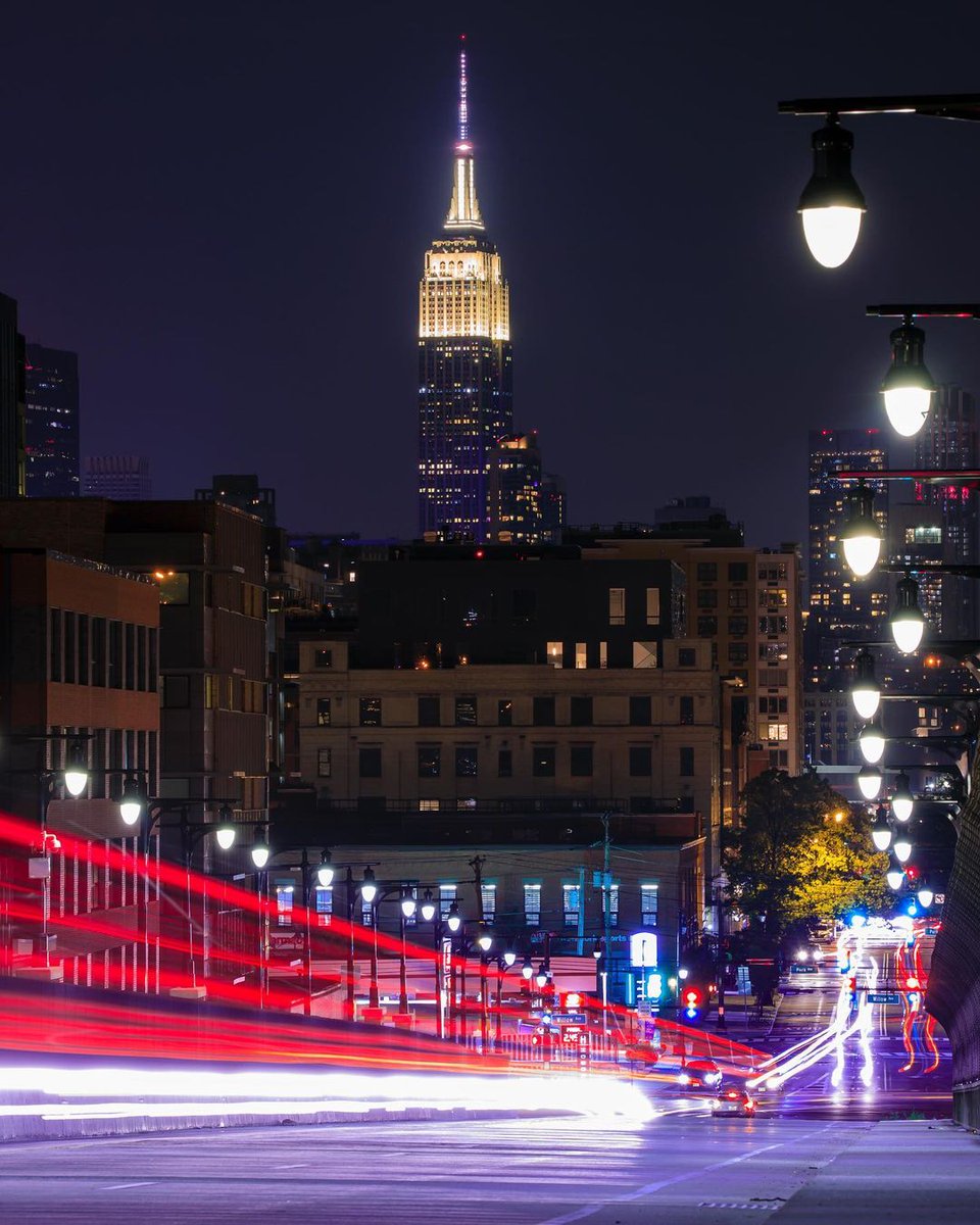 EmpireStateBldg's tweet image. Let's ride
Text CONNECT to 274-16 to get alerts on our Lights!
Watch tonight's lighting here: esbo.nyc/ecx
馃摲: walk_with_jcc/IG